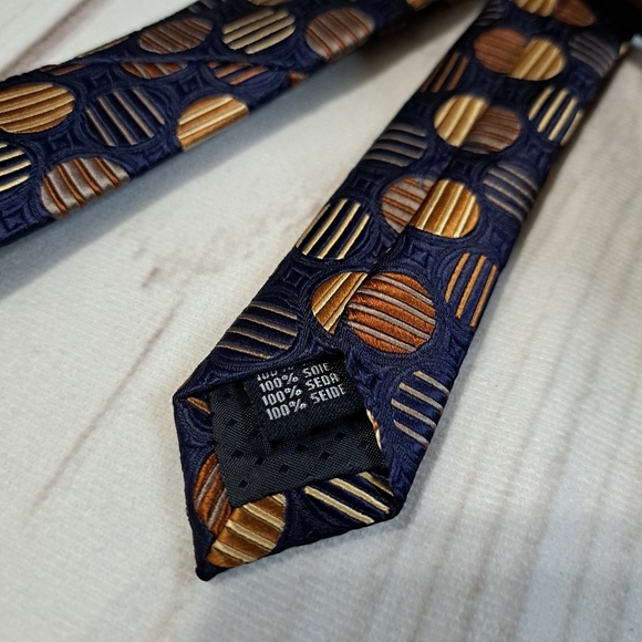 RBM Collection Circle Design Silk Tie - Picture 6 of 7